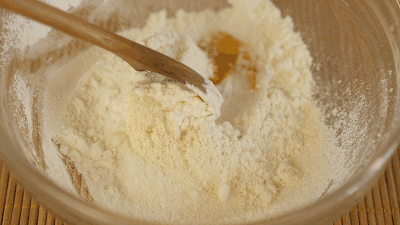 和面粉时，别只会加糖和酵母！大厨都知道用它，馒头又香又软