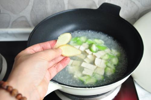 做丝瓜汤，很多人都缺少“这一步”，难怪煮好的丝瓜，会发黑