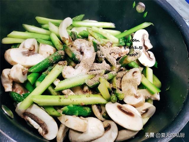 “抗癌之王”芦笋的新吃法，搭配口蘑一起吃防止便秘和发胖