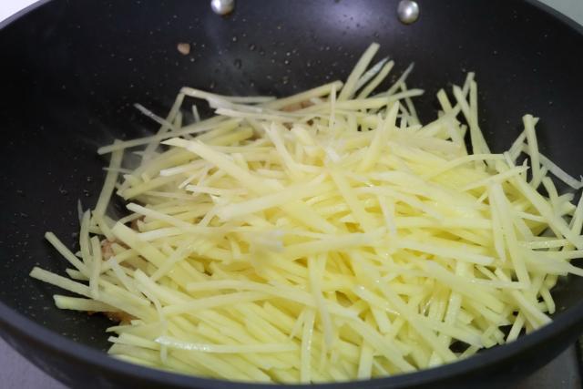 炒土豆丝时，加油也不要加“它”，不然土豆丝沾丝还粘锅