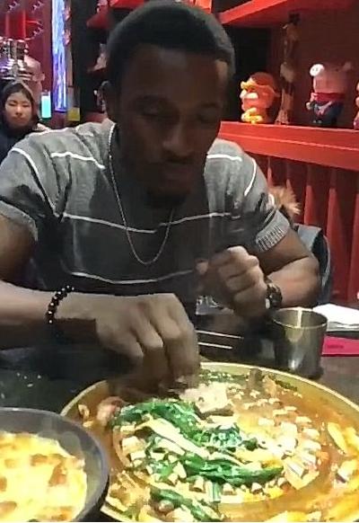 非洲人第一次中国吃火锅，一波操作看懵服务员：皮糙肉厚？