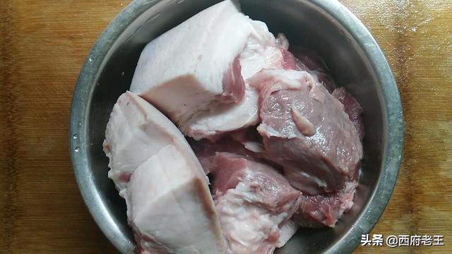 在家怎么做肉夹馍的腊汁肉？老王告诉你配方和方法，肥不腻瘦不柴