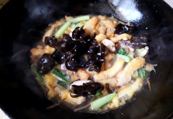 教你制作天津名菜官烧目鱼，零厨艺都可以试试，鲜香嫩滑上等好菜