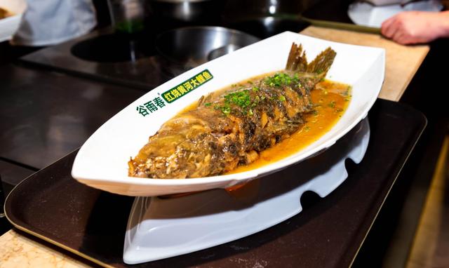 鱼用了几百条？郑州这家餐厅的招牌菜，征服10个省、百位餐饮老板