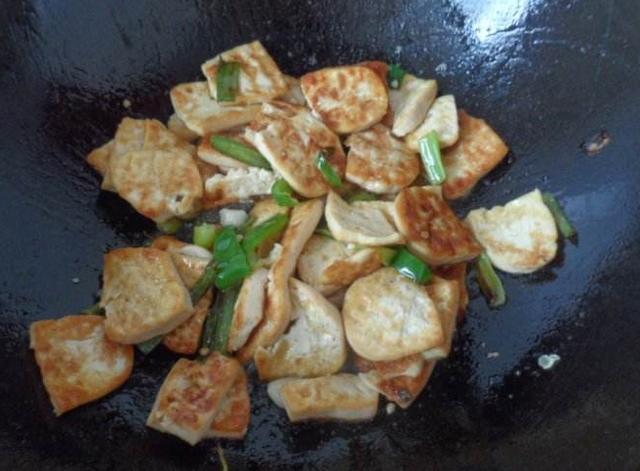 大厨教你“煎豆腐”，直接煎大错特错，下锅前加点它，完整不粘锅