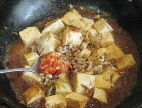 剁椒肉丝豆腐，香辣美味色泽诱人，荤素搭配营养均衡，宴客拿手菜