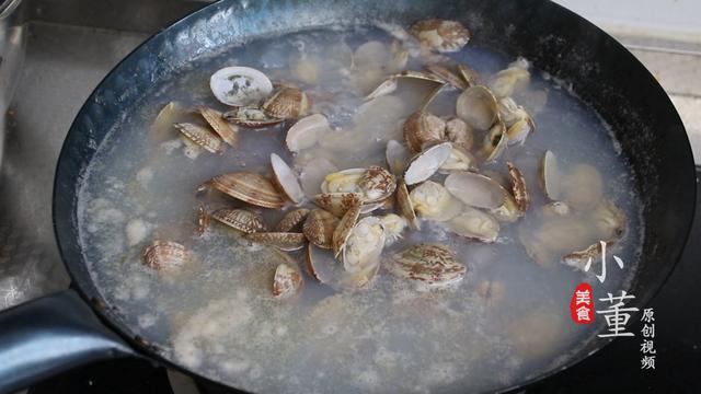 花蛤这样做才好吃，大厨教你秘制做法，吐沙干净没腥味