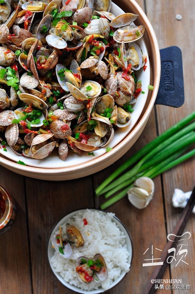 这种廉价的小贝壳在海边到处都是，最简单的做法秒变好吃的下酒菜