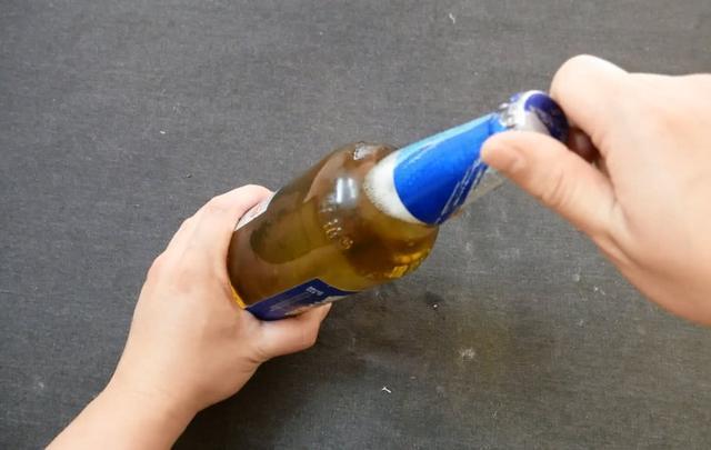 喝了十几年啤酒才知道，没有开瓶器也可以轻松打开啤酒盖！