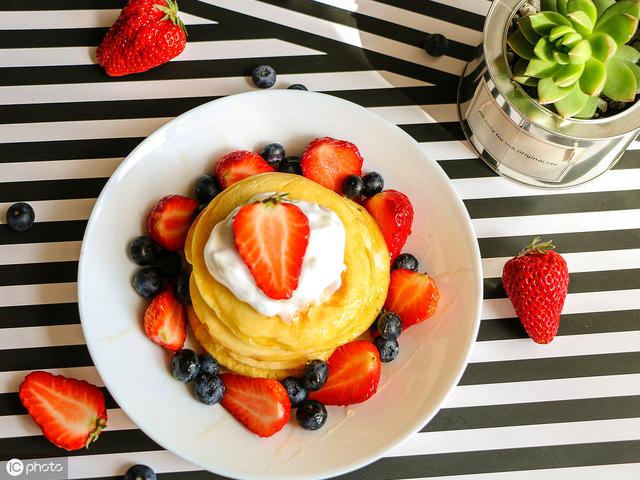 松饼怎么做，与水果一起搭配，就能拥有一份美味且颜值高的早餐