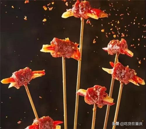 重庆人为了吃泡椒牛肉串串，月排队竟超过3000桌